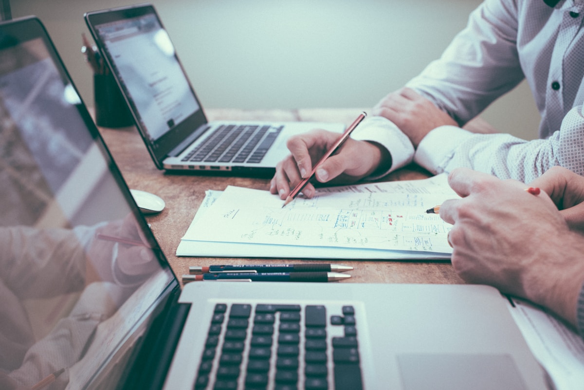 Data analysis and financial modelling in modern business